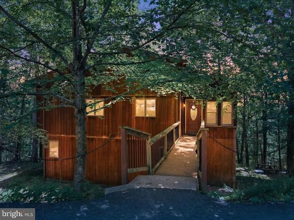 1076 PORTER DRIVE , BUSHKILL, PA 18324