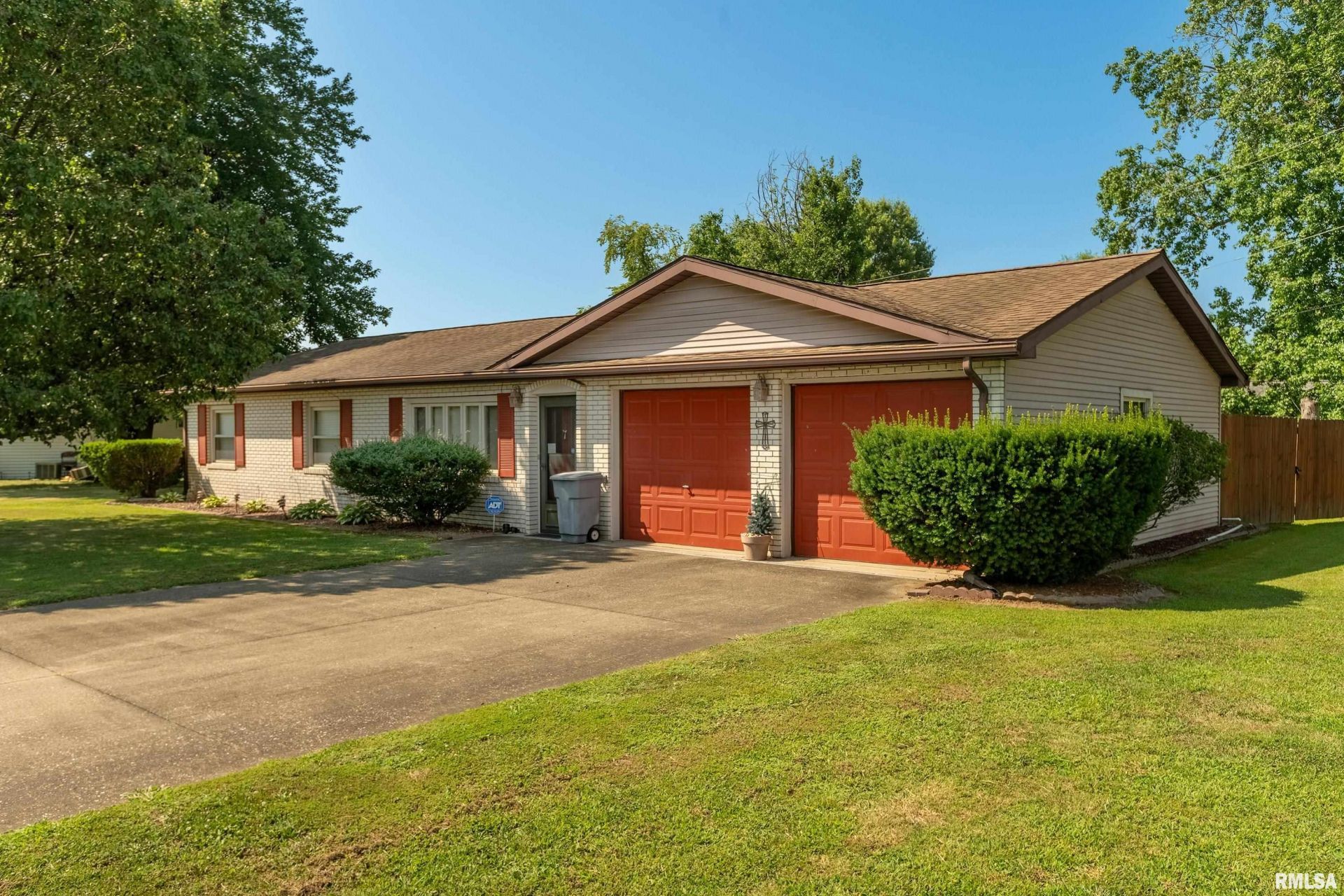 1002 Oakwood Drive, Marion, IL 62959 Main Photo