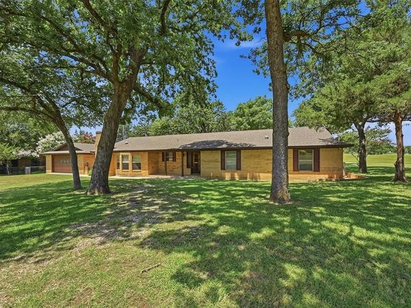100 Mohican Trail, Lake Kiowa, TX 76240