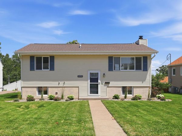 2930 Cody Street , Bettendorf, IA 52722