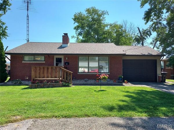606 N Hena Street , Greenville, IL 62246