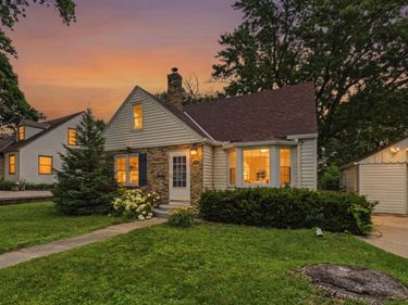 337 5th Avenue N, Hopkins, MN 55343