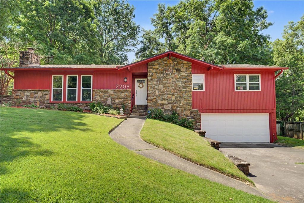 2209 E Elaine Avenue, Fayetteville, AR 72703 Main Photo