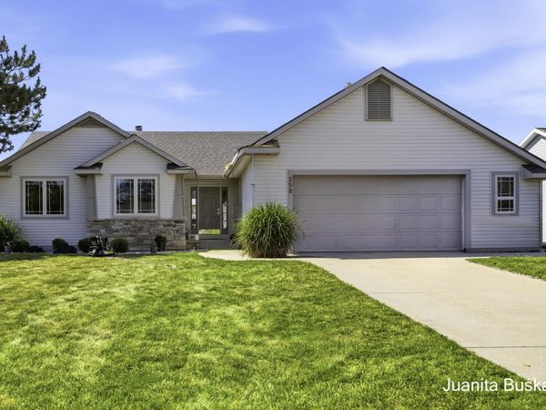 298 Creekside Drive, Coopersville, MI 49404