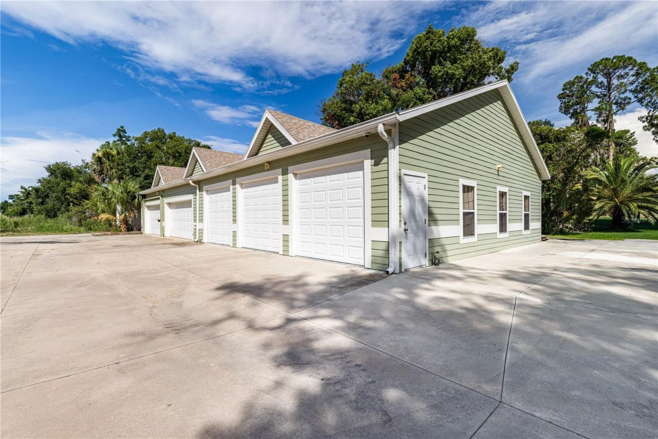 32834 Lakeshore Drive, Tavares, FL 32778 Photo