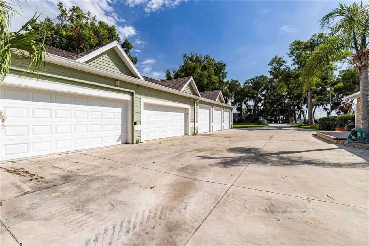 32834 Lakeshore Drive, Tavares, FL 32778 Photo
