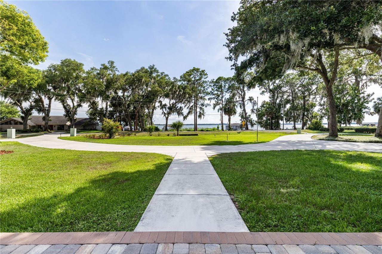 32834 Lakeshore Drive, Tavares, FL 32778 Photo