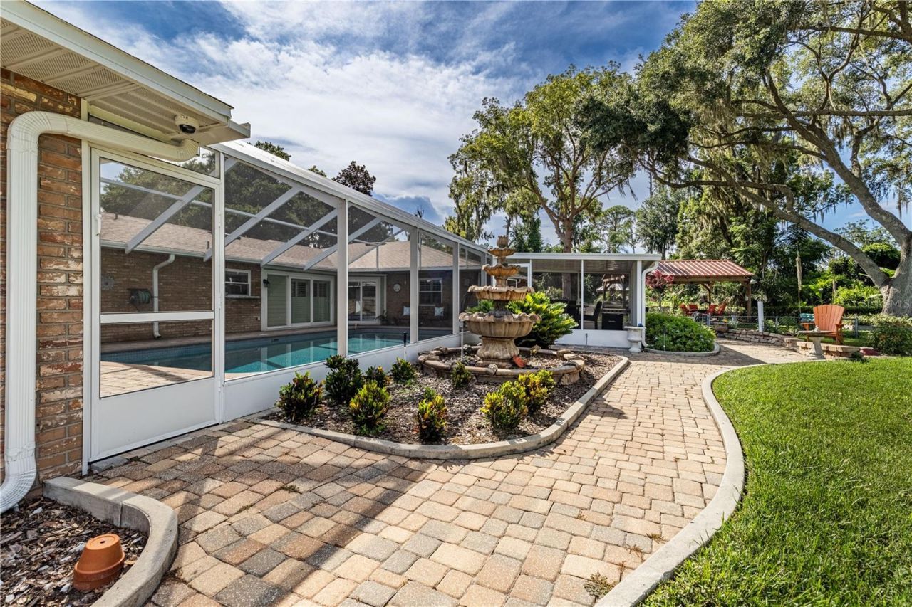 32834 Lakeshore Drive, Tavares, FL 32778 Photo