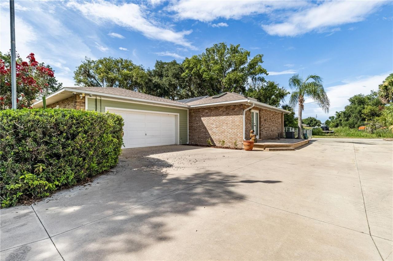 32834 Lakeshore Drive, Tavares, FL 32778 Photo