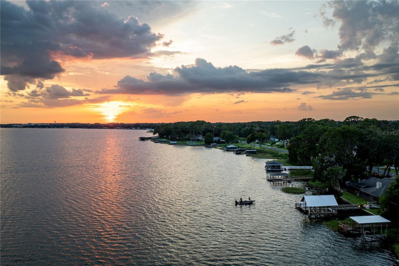 32834 Lakeshore Drive, Tavares, FL 32778 Photo