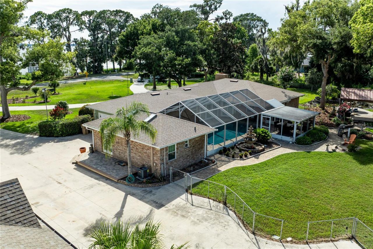 32834 Lakeshore Drive, Tavares, FL 32778 Photo