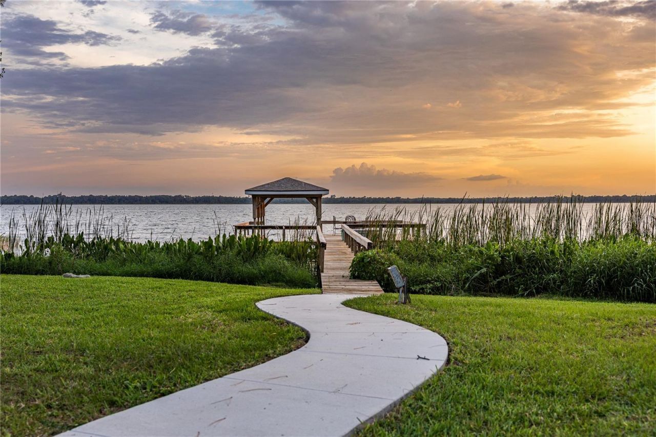 32834 Lakeshore Drive, Tavares, FL 32778 Photo