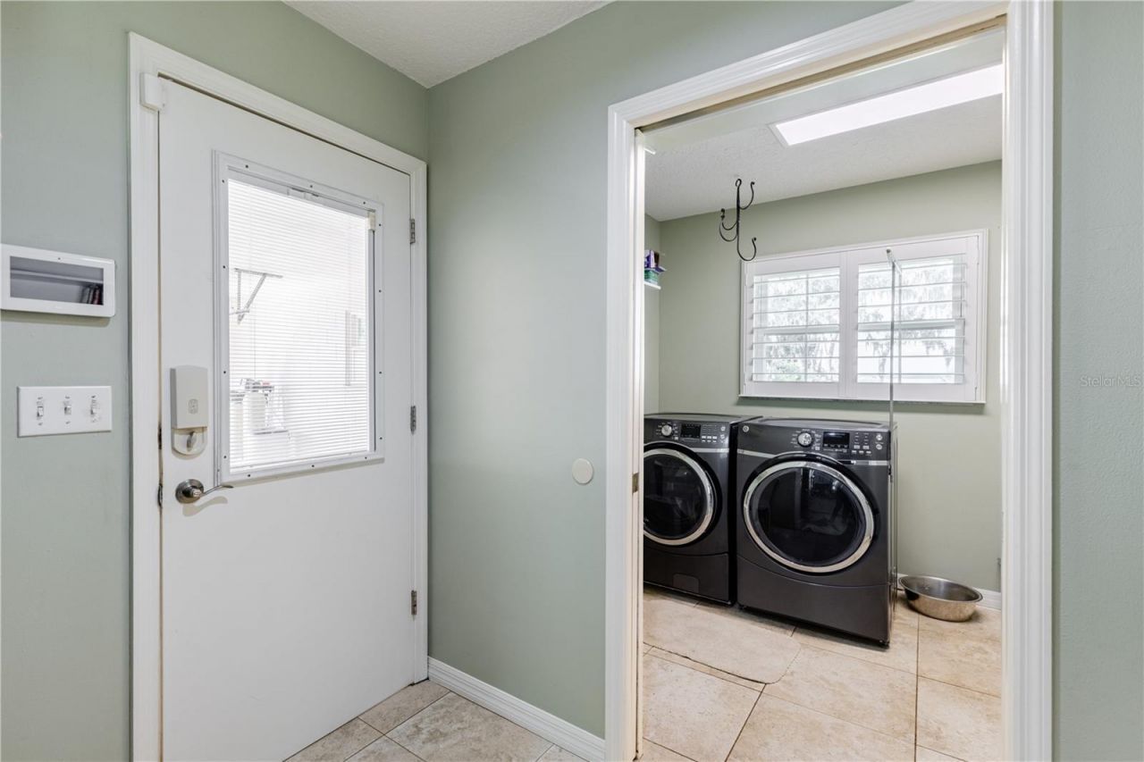 32834 Lakeshore Drive, Tavares, FL 32778 Photo
