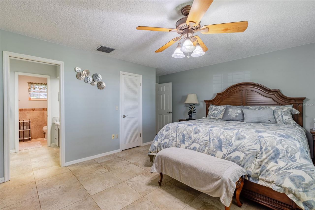 32834 Lakeshore Drive, Tavares, FL 32778 Photo