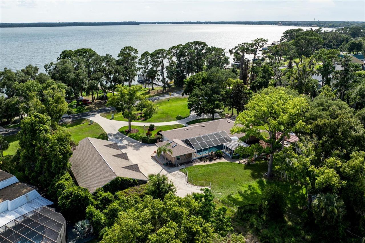 32834 Lakeshore Drive, Tavares, FL 32778 Photo