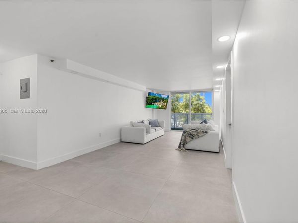 2457 Collins Ave , Unit 201, Miami Beach, FL 33140
