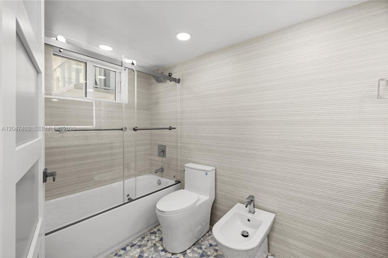 2457 Collins Ave , Unit 201, Miami Beach, FL 33140 Photo