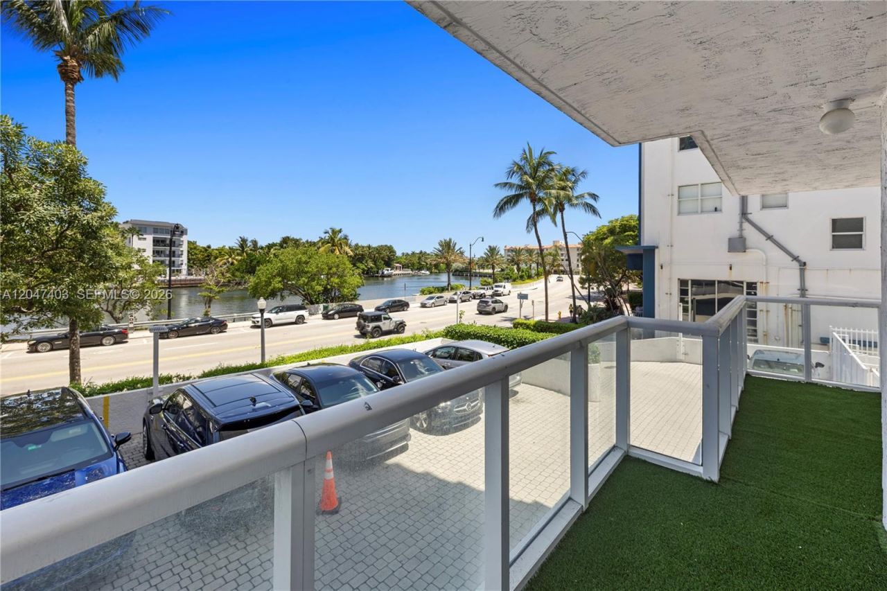 2457 Collins Ave , Unit 201, Miami Beach, FL 33140 Photo