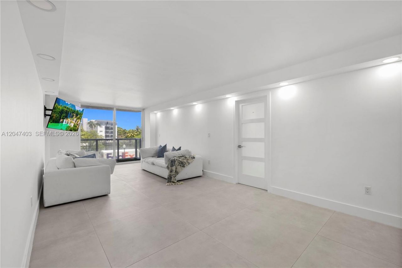 2457 Collins Ave , Unit 201, Miami Beach, FL 33140 Photo
