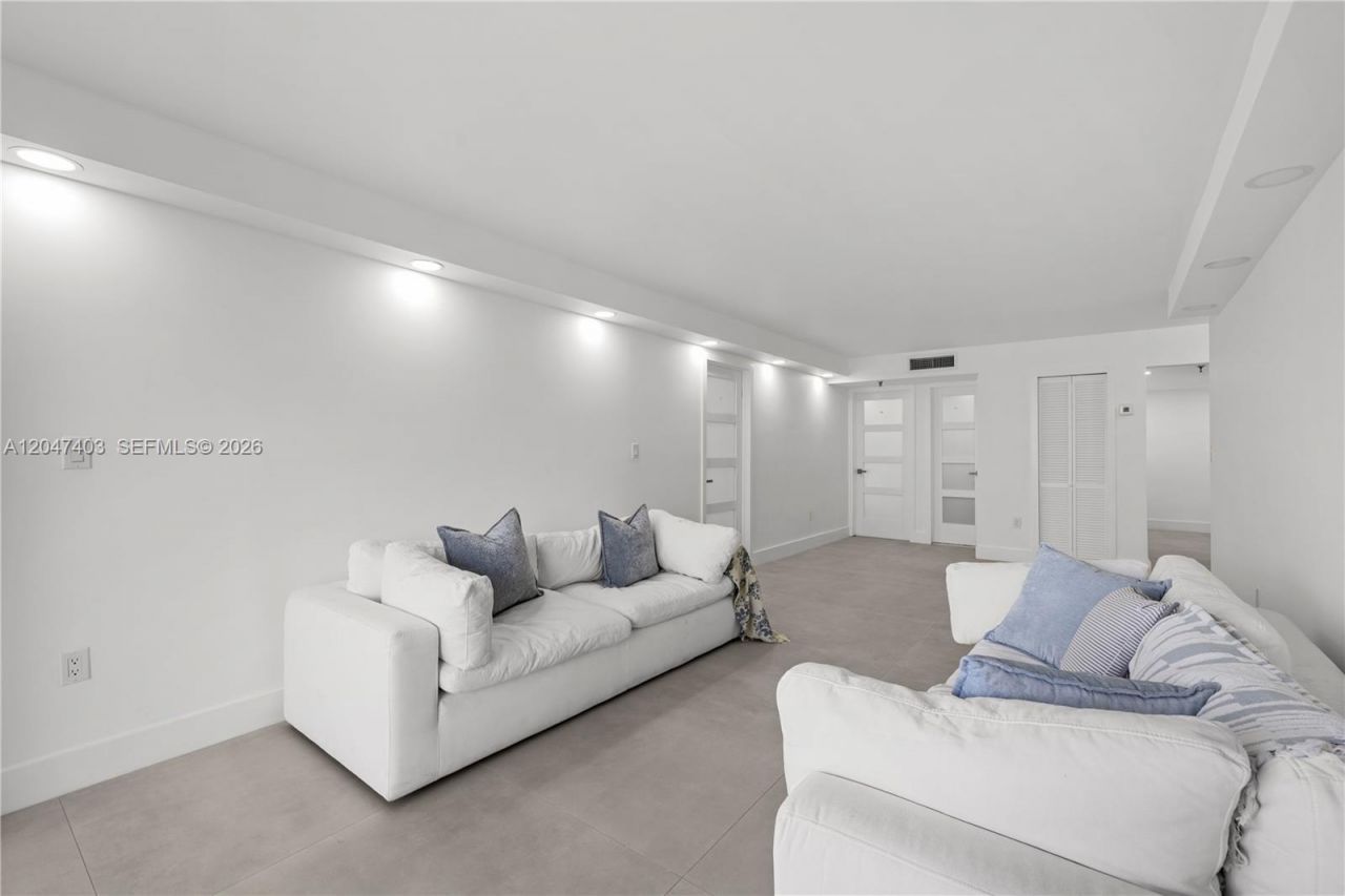2457 Collins Ave , Unit 201, Miami Beach, FL 33140 Photo