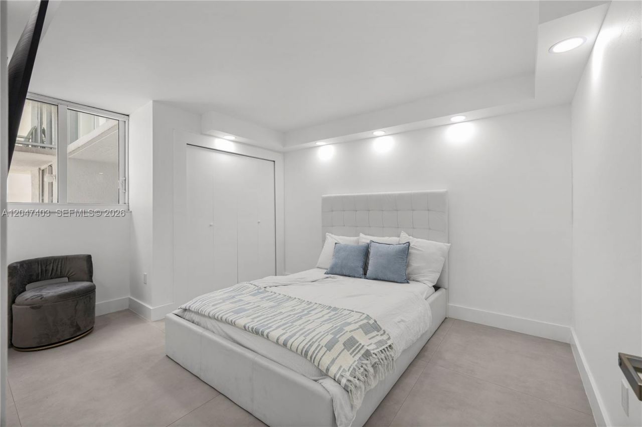 2457 Collins Ave , Unit 201, Miami Beach, FL 33140 Photo
