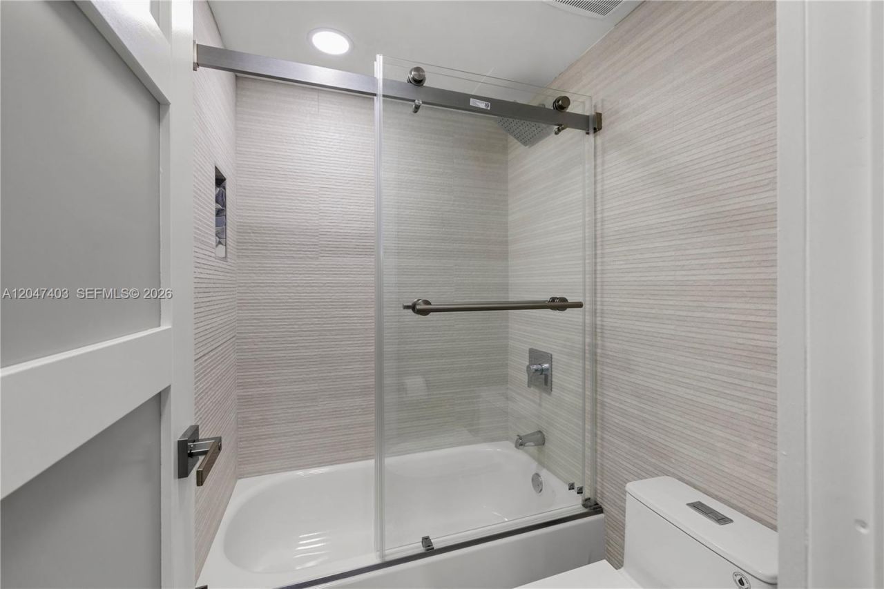 2457 Collins Ave , Unit 201, Miami Beach, FL 33140 Photo