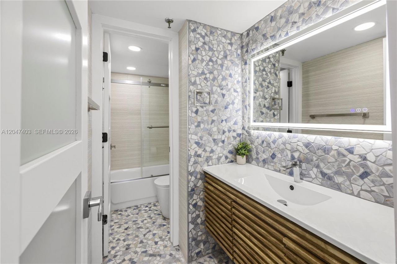 2457 Collins Ave , Unit 201, Miami Beach, FL 33140 Photo