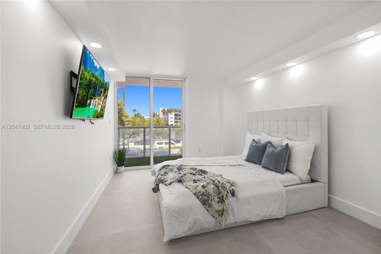 2457 Collins Ave , Unit 201, Miami Beach, FL 33140 Photo