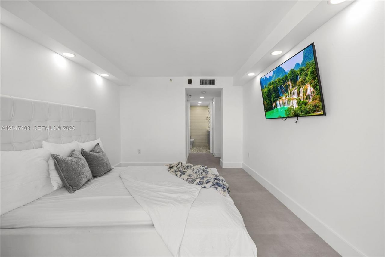 2457 Collins Ave , Unit 201, Miami Beach, FL 33140 Photo