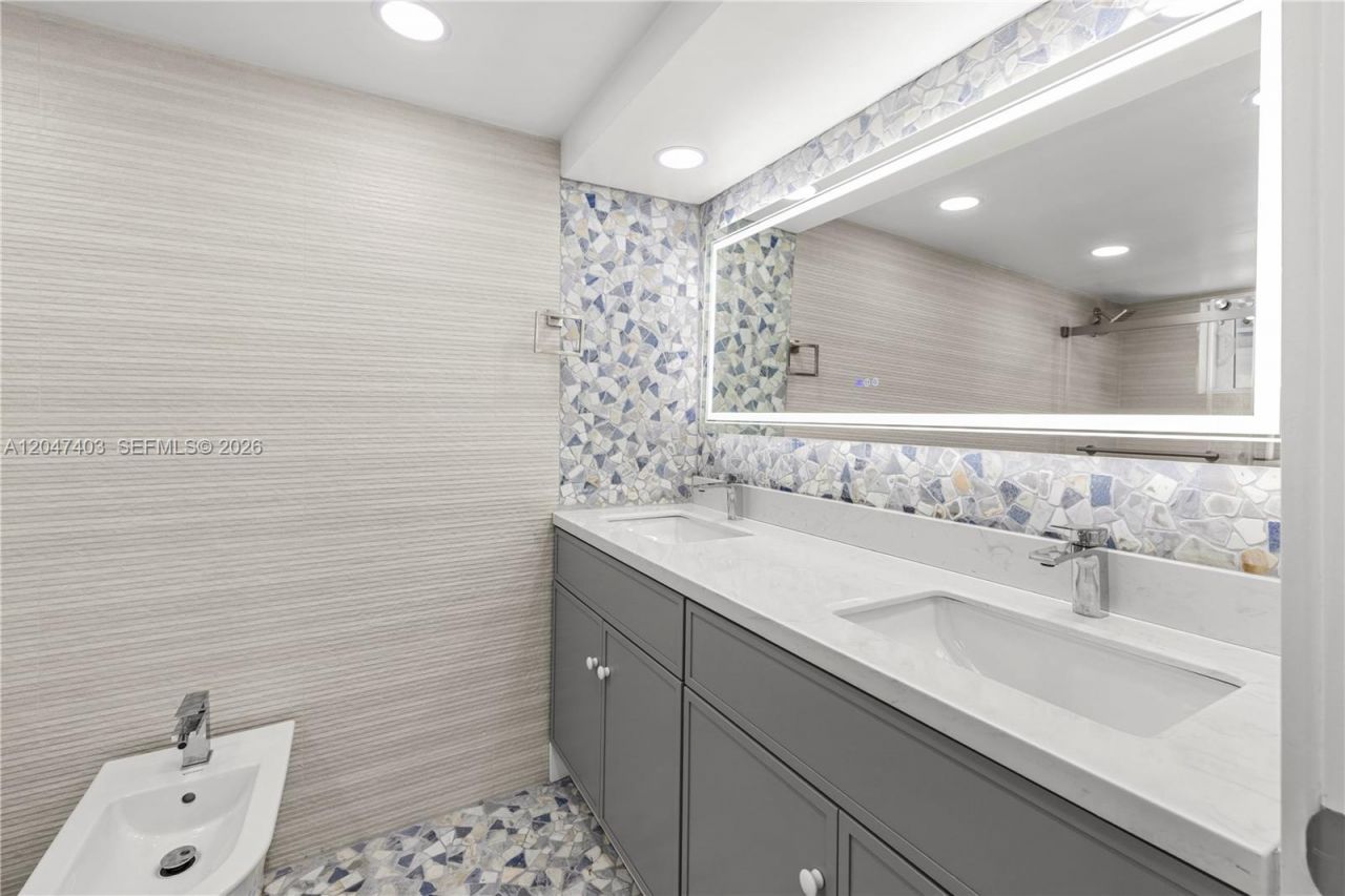 2457 Collins Ave , Unit 201, Miami Beach, FL 33140 Photo