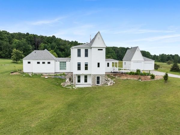 5613 Division Rd., Harbor Springs, MI 49740