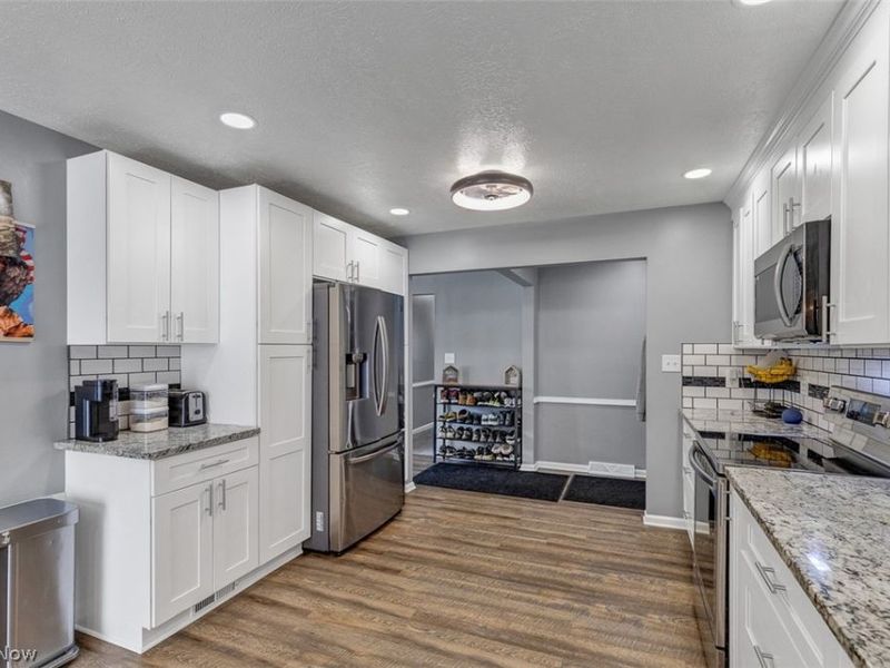 6642 Nancy Drive, North Olmsted, OH 44070 Photo 5