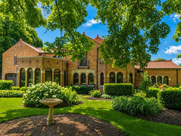 6150 Washington Cir, Wauwatosa, WI 53213