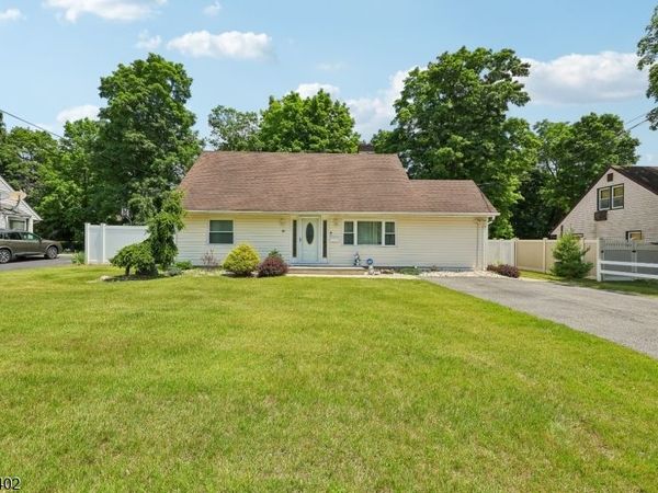 35 Spruce Rd, Pompton Lakes, NJ 07442