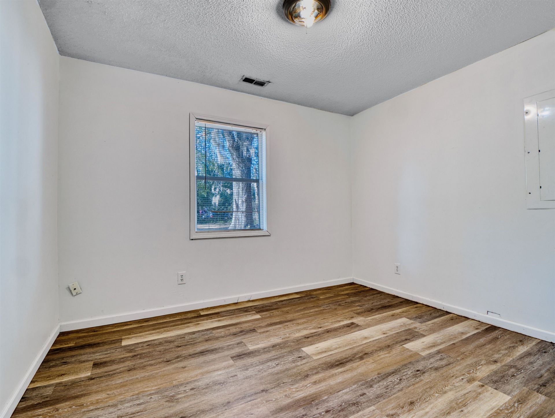 1220 3rd Ave.  Photo 12