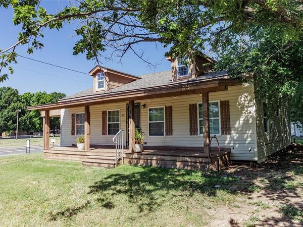 101 N Hubbard Street, Alvord, TX 76225
