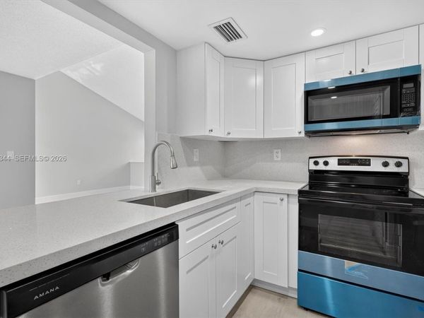 10080 NW 9th St Cir , Unit 204, Miami, FL 33172