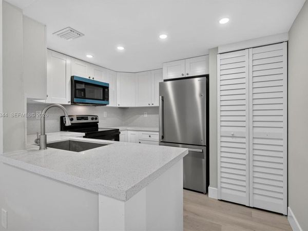 10080 NW 9th St Cir , Unit 204, Miami, FL 33172