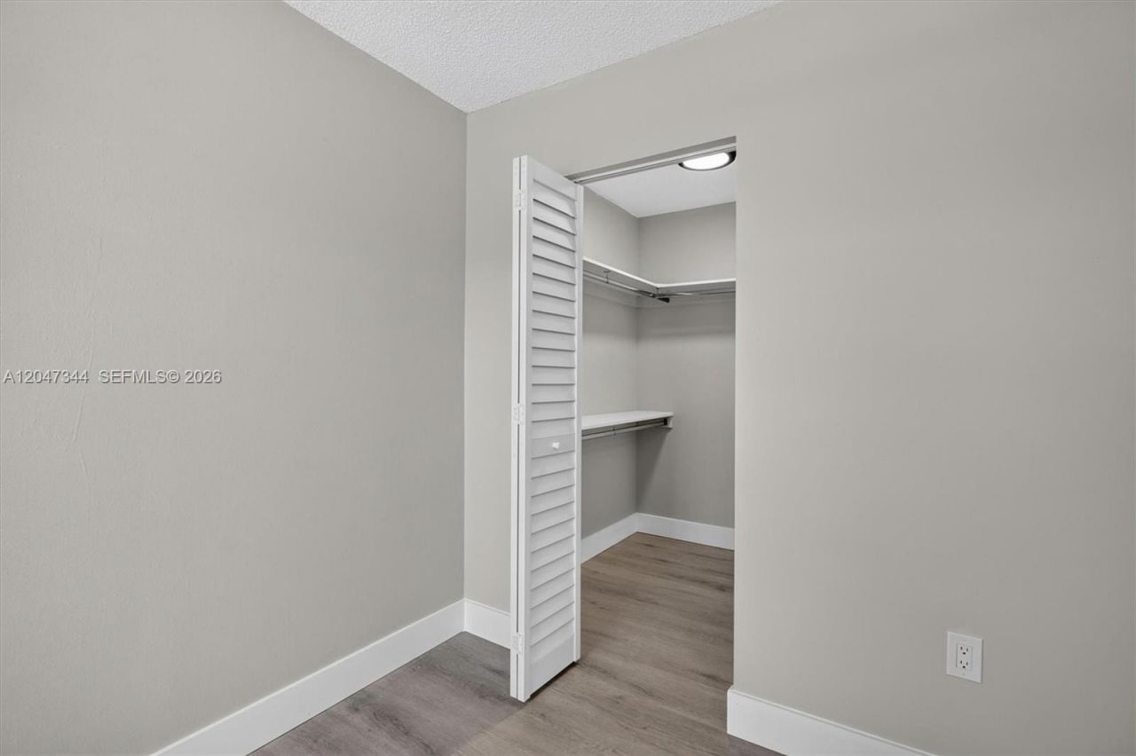 10080 NW 9th St Cir , Unit 204, Miami, FL 33172 Photo