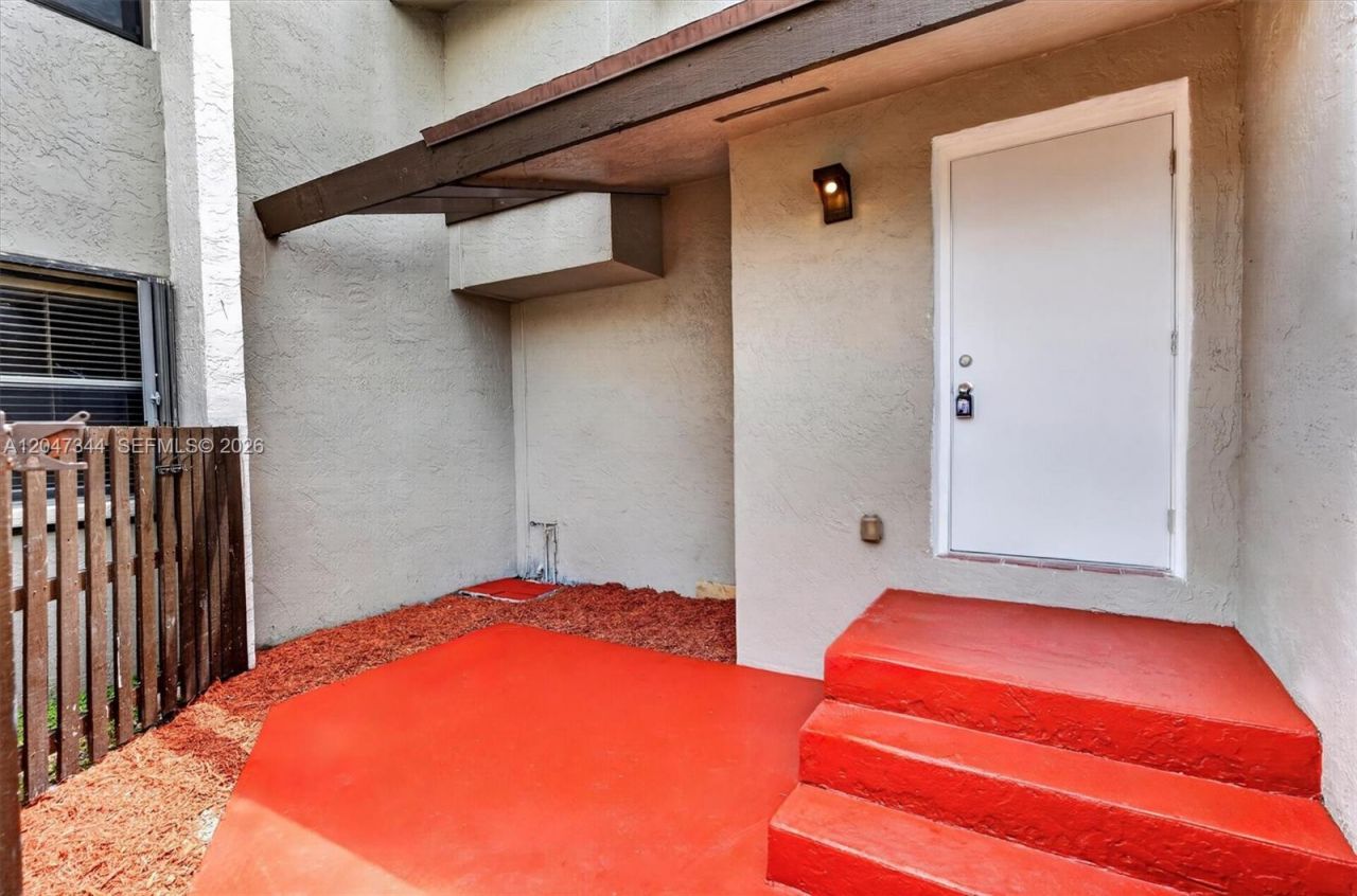 10080 NW 9th St Cir , Unit 204, Miami, FL 33172 Photo