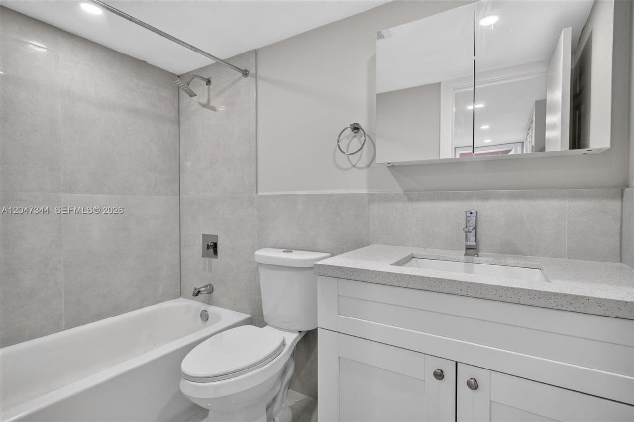 10080 NW 9th St Cir , Unit 204, Miami, FL 33172 Photo