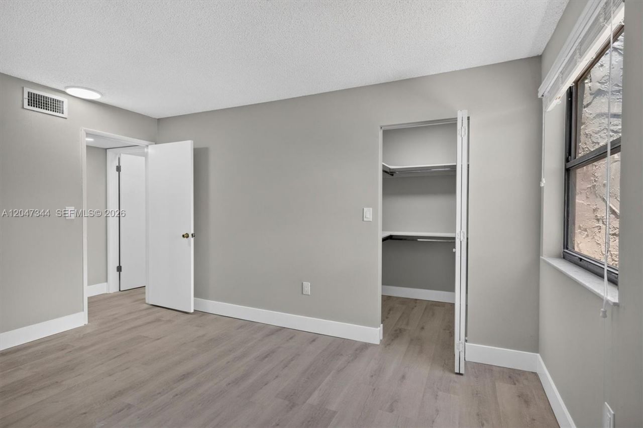 10080 NW 9th St Cir , Unit 204, Miami, FL 33172 Photo