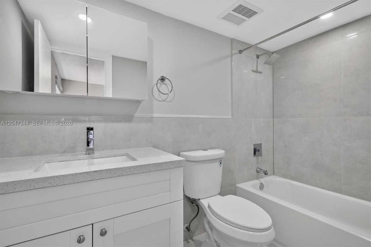 10080 NW 9th St Cir , Unit 204, Miami, FL 33172 Photo