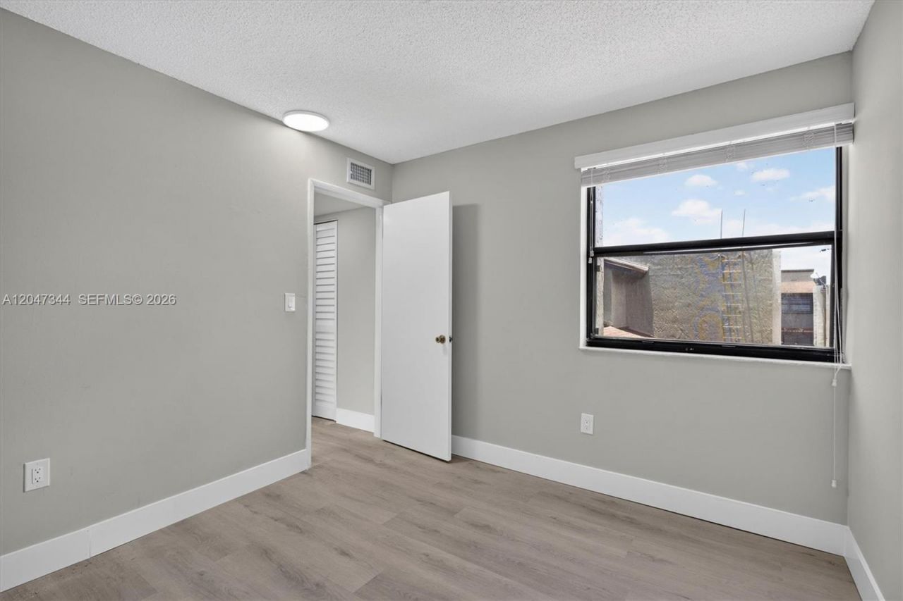 10080 NW 9th St Cir , Unit 204, Miami, FL 33172 Photo