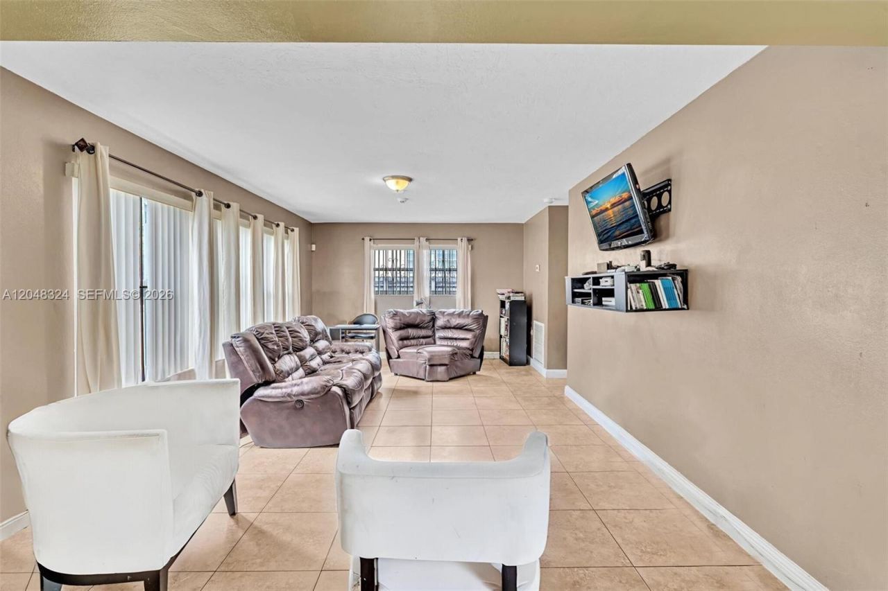 331 NE 176th St , North Miami Beach, FL 33162 Photo