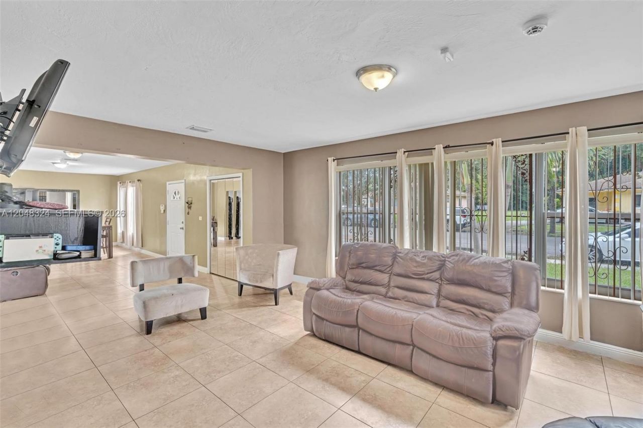 331 NE 176th St , North Miami Beach, FL 33162 Photo