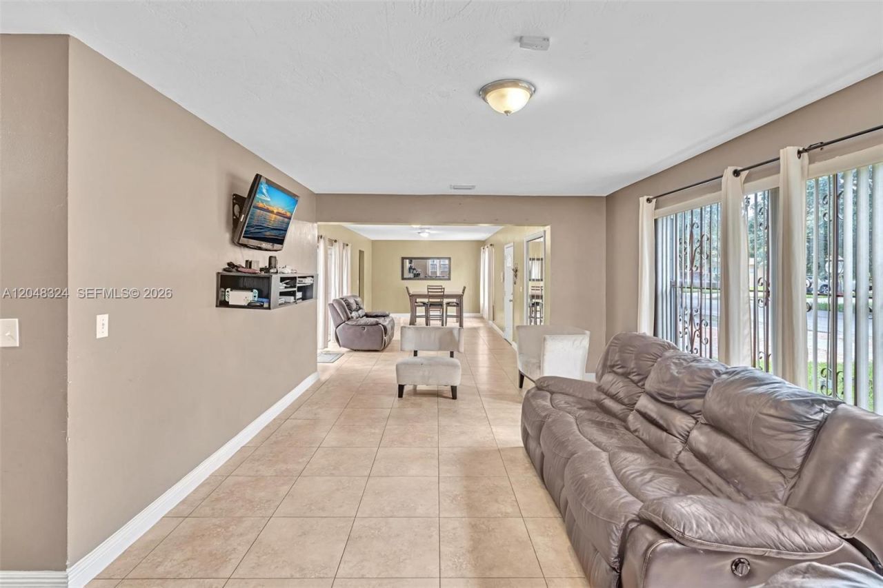 331 NE 176th St , North Miami Beach, FL 33162 Photo