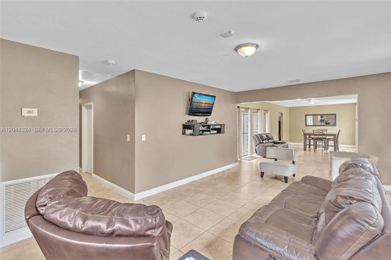 331 NE 176th St , North Miami Beach, FL 33162 Photo