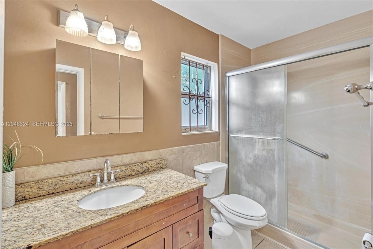 331 NE 176th St , North Miami Beach, FL 33162 Photo