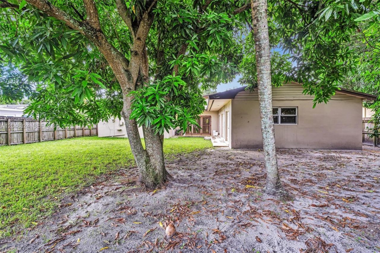 331 NE 176th St , North Miami Beach, FL 33162 Photo